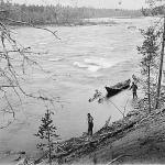 Men pulling boat upstream Pasvik River in 1898.JPG